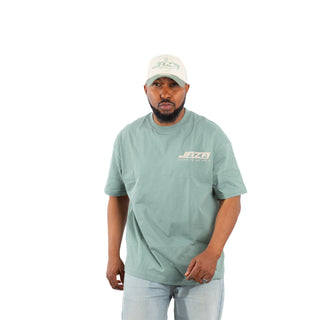 Herren Model trägt grünes JAZA Born To Be Rich T-Shirt – moderner Streetwear Style