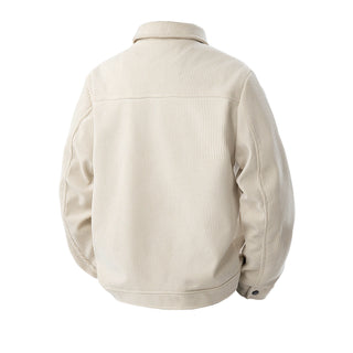 „Beige JAZA Unisex Cordjacke mit Druckknöpfen, Brusttaschen und modernem Workwear-Schnitt, fotografiert frontal auf weißem Hintergrund.“