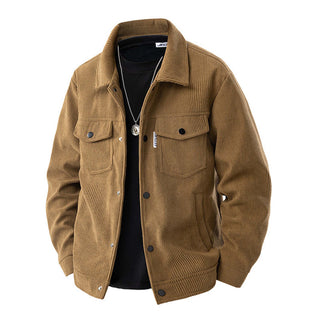 „Braune JAZA Unisex Workwear-Jacke aus Cord mit Knopfleiste, Brusttaschen und lockerem Schnitt, fotografiert frontal auf weißem Hintergrund.“