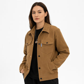 „Model trägt eine braune JAZA Unisex Cordjacke mit Druckknöpfen, Brusttaschen und modernem Workwear-Design, frontal vor weißem Hintergrund.“