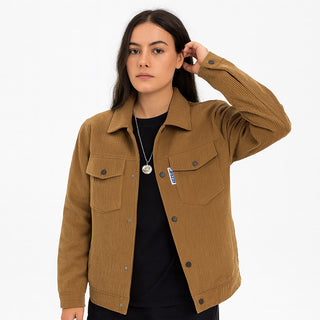 „Model trägt eine braune JAZA Unisex Cordjacke mit Druckknöpfen, Brusttaschen und modernem Workwear-Design, frontal vor weißem Hintergrund.“