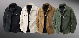 Vier JAZA Unisex Cordjacken in verschiedenen Farben – Schwarz, Beige, Braun und Dunkelgrün – nebeneinander vor grauem Hintergrund angeordnet. Jede Jacke mit Brusttaschen, Druckknöpfen und modernem Workwear-Design.“