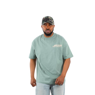 Model trägt grünes JAZA Born To Be Rich T-Shirt im Oversized Streetwear Stil