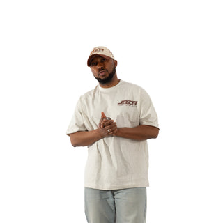 Beiges JAZA Born To Be Rich T-Shirt, getragen von einem Model, frontal aufgenommen vor weißem Hintergrund