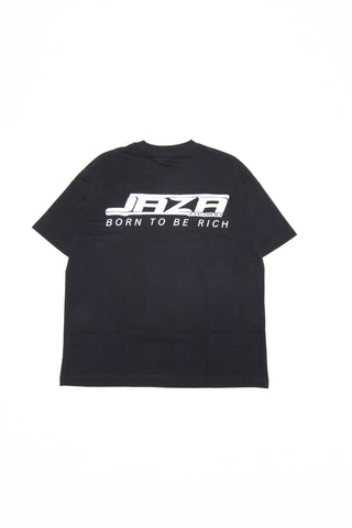 „Schwarzes JAZA Unisex T-Shirt mit großem weißen Rückenprint ‚JAZA – Born To Be Rich‘ flach auf weißem Hintergrund.“
