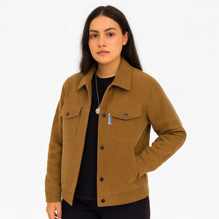 „Model trägt eine braune JAZA Unisex Cordjacke mit Druckknöpfen, Brusttaschen und modernem Workwear-Design, frontal vor weißem Hintergrund.“